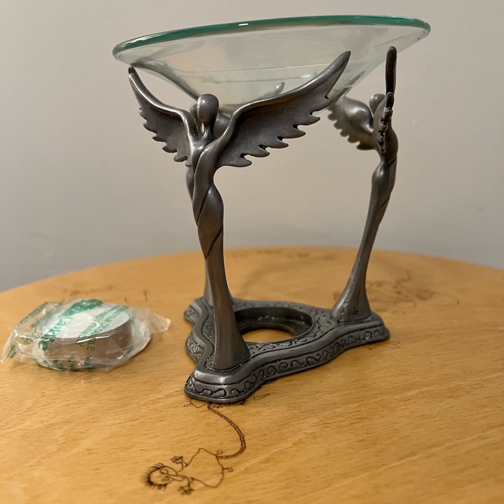 Steven Lavaggi 4.5” 3 Winged Angels Tea Light and Oil Diffuser - Picture 5 of 5